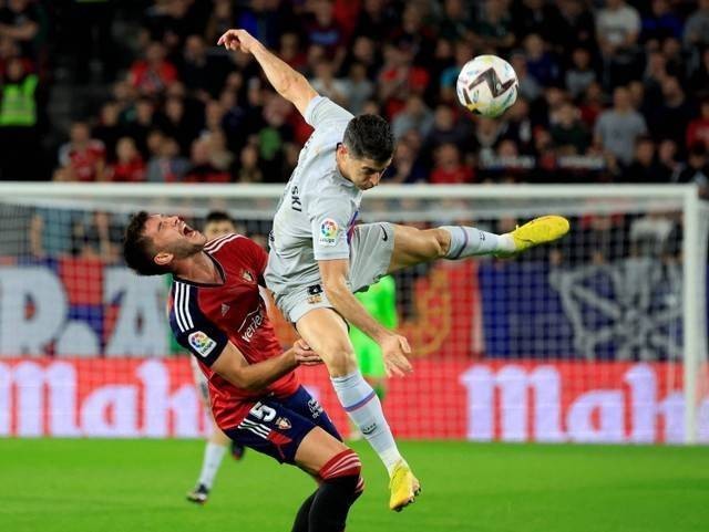 Pemain FC Bacelona Robert Lewandowski melanggar pemain Osasuna pada pertandingan lanjutan Liga Spanyol di stadion El Sadar, Pamplona, Spanyol.  Foto: Vincent West/REUTERS