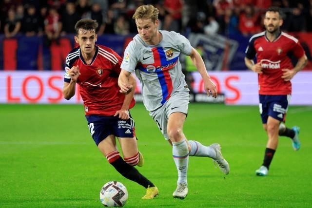 Pemain FC Bacelona Frenkie de Jong berusaha melewati pemain Osasuna pada pertandingan lanjutan Liga Spanyol di stadion El Sadar, Pamplona, Spanyol.  Foto: Vincent West/REUTERS