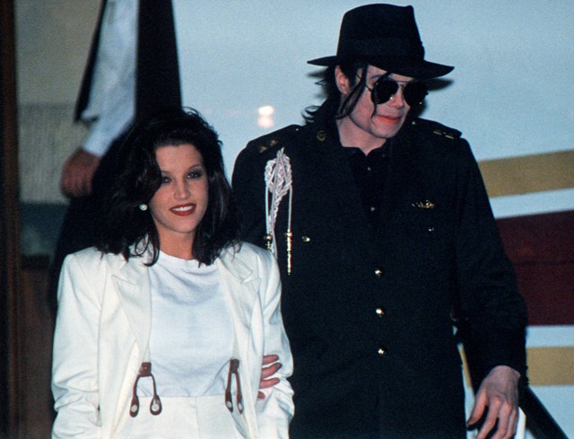 Bintang pop AS Michael Jackson dan istrinya Lisa Marie Presley tiba di bandara Budapest pada 6 Juni 1994. Foto: AFP