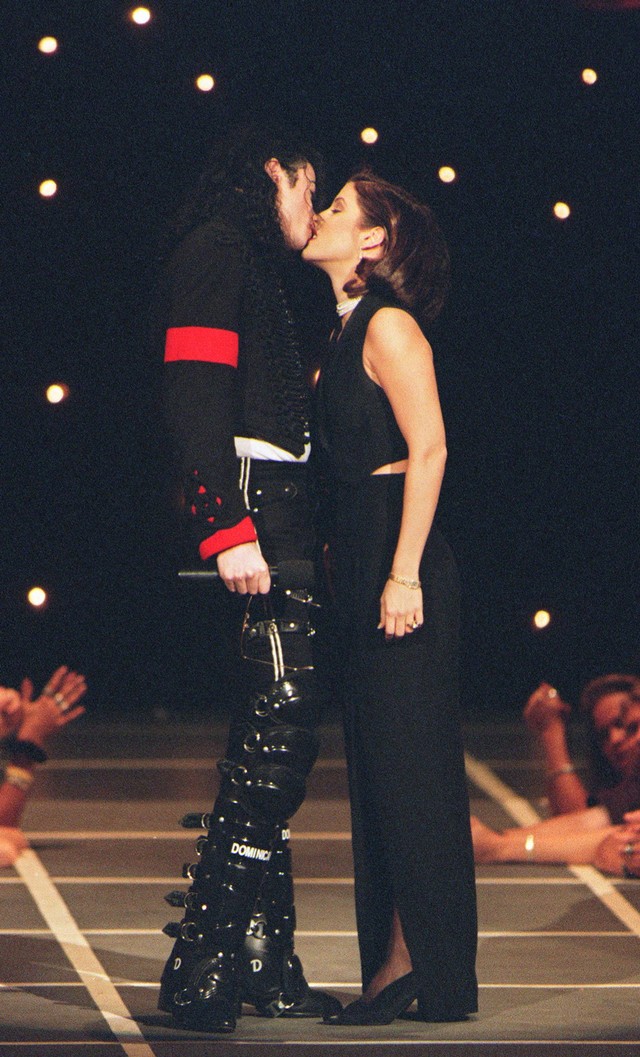 Bintang pop AS Michael Jackson dan istrinya Lisa-Marie Presley berciuman di panggung Radio City Music Hall di New York pada 8 September 1994. Foto: AFP