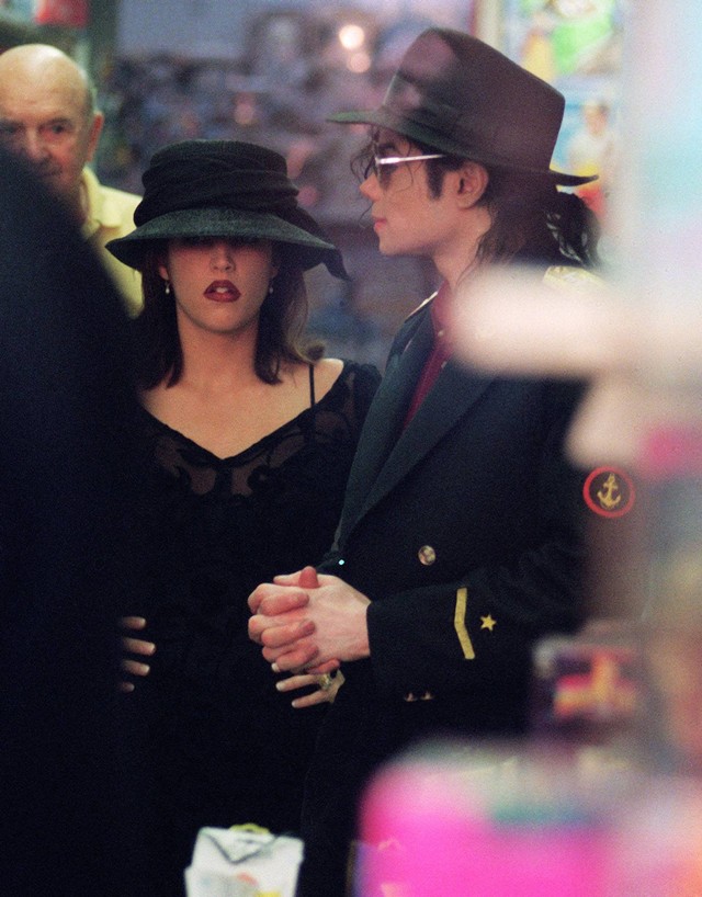 Bintang pop AS Michael Jackson dan istrinya Lisa-Marie Presley saat 3 September 1994. Foto: Jacques Soffer/AFP