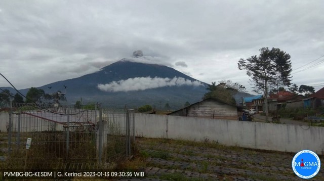 Gunung Kerinci erupsi pada Jumat, (13/1/2023). Foto: Dok. PVMBG