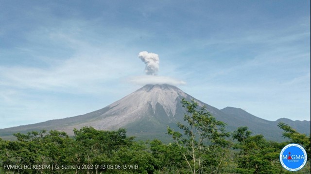 Gunung Semeru erupsi pada Jumat (13/1/2023). Foto: Dok. PVMBG