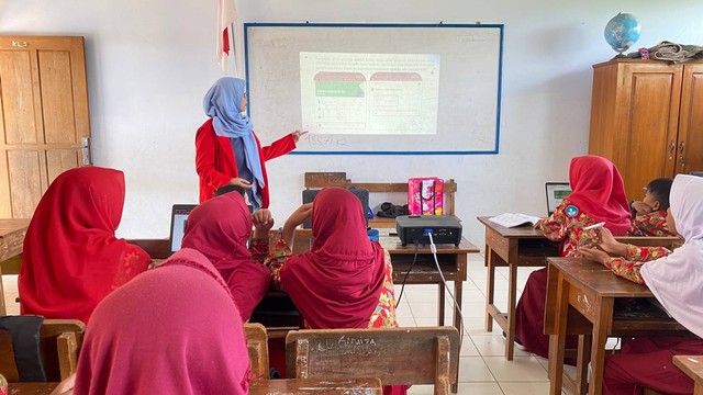 Dokumentasi Pemaparan Materi Pelatihan Google Classroom oleh Eka Putri Asmoro Hadi di SDN BODAG 02