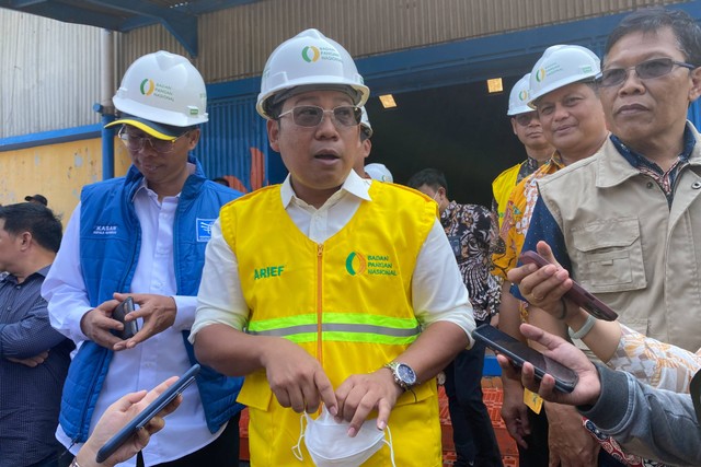 Kepala Pangan Nasional (Bapanas) Arief Presetyo (tengah) saat mengecek stok pangan beras di Gudang Bulog, Kelapa Gading, Jakarta, Jumat (13/1/2023). Foto: Alfadillah/kumparan