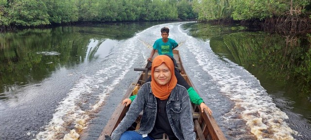 Resti Julianti, perempuan asal Sungai Guntung, Riau yang  menguatkan tekadnya untuk melayani nasabah di wilayah perbatasan Riau - Jambi. Foto: Dok. BRI