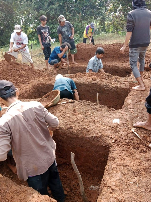 Pemakaman satu keluarga asal Cianjur yang tewas di Bekasi. Dok: Istimewa.