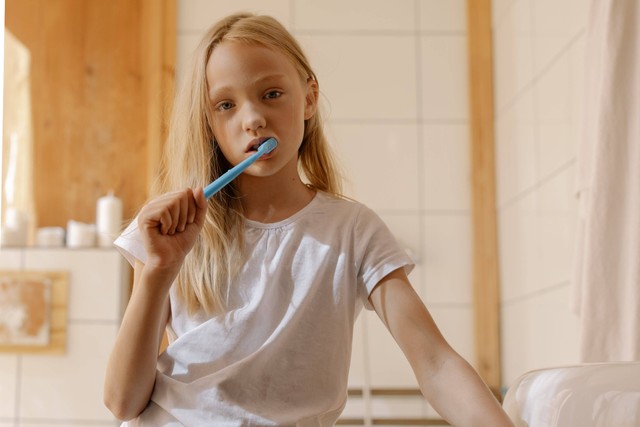 Ilustrasi anak menggunakan pasta gigi anak yang mengandung fluoride. Foto: Pexels.com