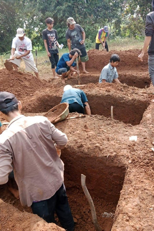 Proses pemakaman satu keluarga asal Cianjur yang tewas keracunan di rumah kontrakannya di Kota Bekasi, Kamis (12/1/2023). Dok. Istimewa
