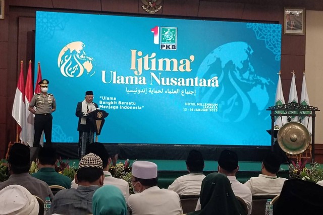Wapres RI KH. Ma'ruf Amin berbicara saat acara Ijtima Ulama Nusantara di Hotel Millennium, Jakarta, Jumat (13/1/2023). Foto: Zamachsyari/kumparan