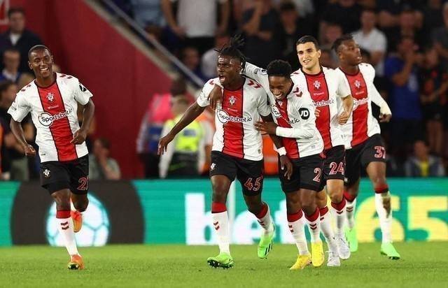 Romeo Lavia dari Southampton merayakan mencetak gol pertama mereka dengan Kyle Walker-Peters dan rekan satu tim saat pertandingan Liga Inggris di Stadion St Mary, Southampton, Inggris. Foto: David Klein/Reuters