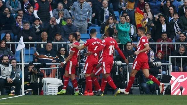 Para pemain Girona merayakan gol di depan para fans Madrid yang marah. Foto: REUTERS/Susana Vera