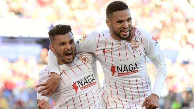 Pemain Sevilla Jesus Manuel Corona alias Tecatito (kiri) berselebrasi dengan Youssef En-Nesyri usai mencetak gol saat hadapi Levante UD di stadion Ciutat de Valencia di Valencia, Kamis (21/4/2022). Foto: Jose Jordan/AFP