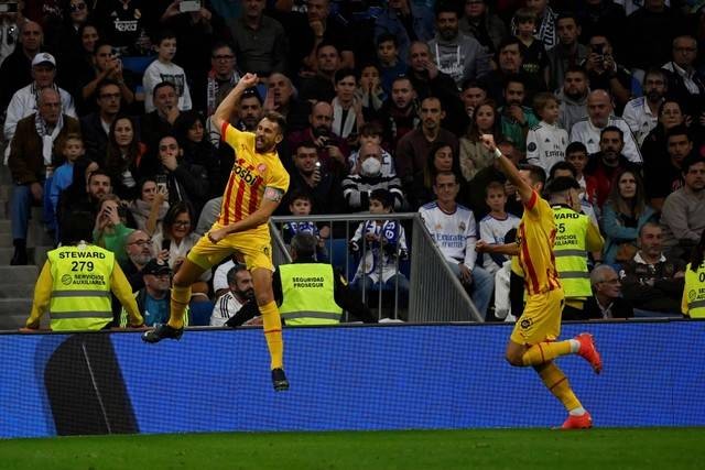 Pemain Girona Uruguay Cristhian Stuani melakukan selebraso saat melawan Real Madrid di pertandingan liga Spanyol di stadion Santiago Bernabeu, Madrid. Foto: Pierre-Philippe Marcou/AFP