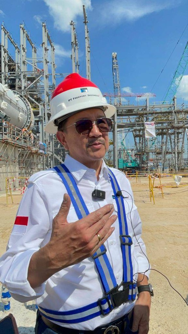 Presdir Freeport Indones, Tomy Wenas menjelaskan, pembangunan smelter PT Freeport Indonesia di JIIPE Gresik berbiaya Rp 45 triliun sampai saat ini sudah 51,7 persen. Akan selesai dan diresmikan pengoperasiannya pada Mei 2024.  Foto: Arifin Asydhad/kumparan