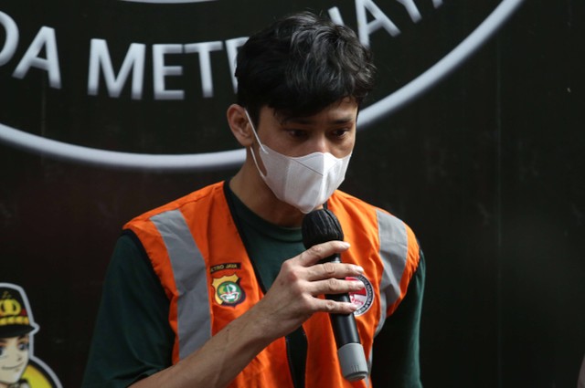 Tersangka Revaldo saat dihadirkan rilis narkoba di Polda Metro Jaya, Jakarta, Jumat, (13/1/2023). Foto: Dok. Agus Apriyanto