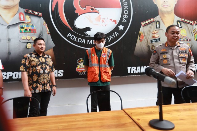 Tersangka kasus penyalahgunaan narkotika jenis sabu dan ganja, artis Revaldo Fifaldi Suria Permana dihadirkan pada konferensi pers di Polda Metro Jaya, Jakarta, Jumat (13/1/2023). Foto: Jamal Ramadhan/kumparan