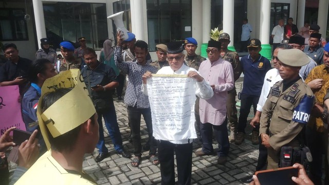 Puluhan mahasiswa bersama sejumlah warga melakukan aksi unjuk rasa di depan kantor Bupati Aceh Barat, Jumat (13/1/2023). Mereka meminta Mendagri melakukan evaluasi terhadap Penjabat (Pj) Bupati Aceh Barat Mahdi Efendi. Foto: Siti Aisyah/acehkini