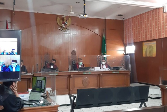 Suasana sidang kasus dugaan penipuan SPBU dengan terdakwa Mantan Ketua DPRD Jabar, Irfan Suryanagara, di PN Bale Bandung. Foto: Rachmadi Rasyad/kumparan