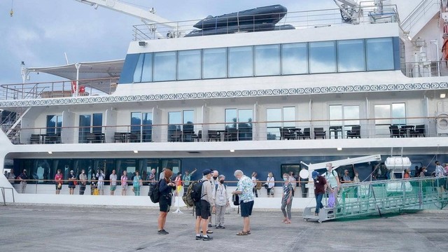 Wisatawan penumpang kapal pesiar MV Coral Geographer turun saat singgah di di Dermaga CT-3 BPKS, Kota Sabang, Aceh, Jumat (13/1/2023). Foto: Dok. Pemko Sabang