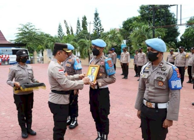 Keterangan foto: Kapolres Alor, AKBP Ari Satmoko, saat upacara PTDH terhadap seorang anggota polisi Polres Alor.