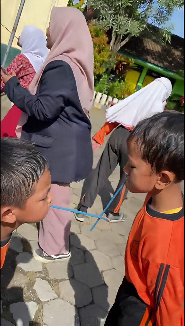 Suasana Lomba Gilir Karet di Hari Pertama Class Meeting Sumber: Dokumentasi Pribadi