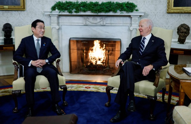 Presiden AS Joe Biden mengadakan pertemuan bilateral dengan Perdana Menteri Jepang Fumio Kishida di Oval Office Gedung Putih di Washington, AS, Jumat (13/1/2023). Foto: Jonathan Ernst/REUTERS