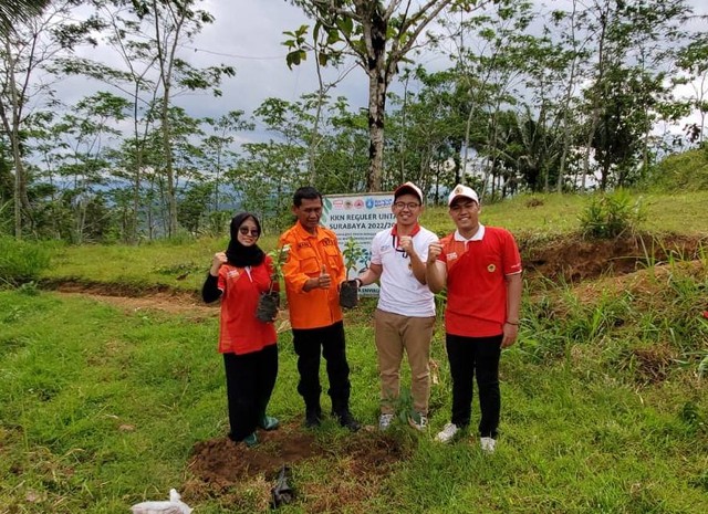 Penanaman Bbit Pohon bersama BPBD Ponorogo, Dosen Pembimbing Lapangan, Mahasiswa KKN Bidang Kebencanaan. sumber : kknuntagsby_bidangkebencanaan