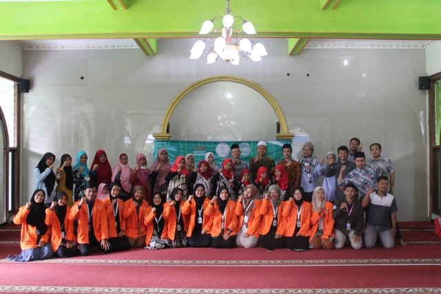 Foto bersama Tim PPK Ormawa PBSI Universitas Ahmad Dahlan (UAD) dan peserta pelatihan mendongeng (Foto: Catur)