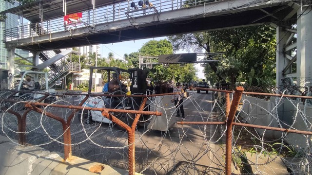 Polisi tutup Jalan Medan Merdeka Barat, Jakarta Pusat jelang demo buruh, Sabtu (14/1). Dok Jonathan