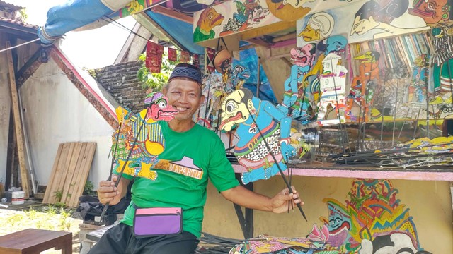 Iskandar Hardjodimuljo, seniman asal Yogyakarta membuat Wayang Uwuh dari berbagai sampah. Ini salah satu usahanya untuk melestarikan lingkungan. Dok: Arfiansyah Panji/kumparan.