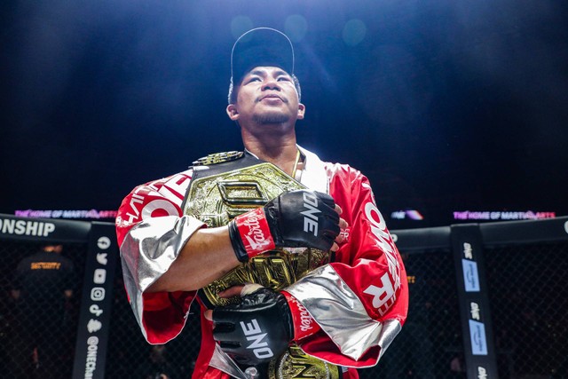 Rodtang Jitmuangnon berpose dengan sabuk Juara Dunia ONE Flyweight Muay Thai usai mengalahkan Joseph Lasiri. Foto: ONE Championship