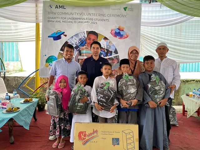 Sebanyak 100 paket school kit dibagikan oleh BMW AML bersama Dompet Dhuafa Waspada dalam program Charity Underprivilage Students, Medan, Sumatera Utara pada Jumat (13/01/2023). Dok Dompet Dhuafa Waspada.