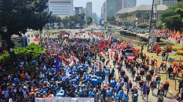 Massa buruh demo tolak Perppu Cipta Kerja tiba di kawasan Patung Kuda, Jakarta Pusat, Sabtu (14/1). Foto: Jamal Ramadhan/kumparan