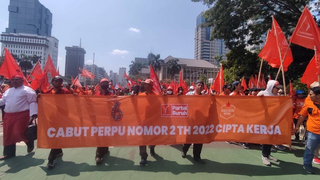 Massa buruh demo tolak Perppu Cipta Kerja tiba di kawasan Patung Kuda, Jakarta Pusat, Sabtu (14/1). Foto: Jonathan Devin/kumparan