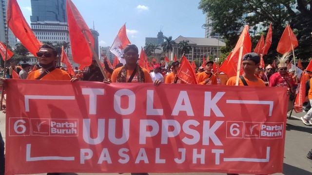 Massa buruh demo tolak Perppu Cipta Kerja tiba di kawasan Patung Kuda, Jakarta Pusat, Sabtu (14/1). Foto: Jonathan Devin/kumparan