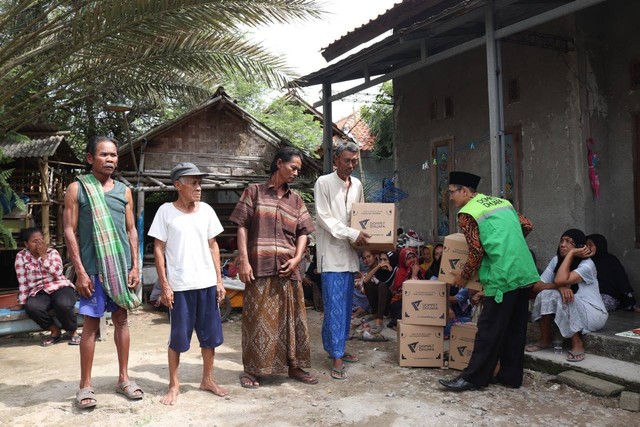Cuaca ekstrem di awal tahun menjadi perkara bagi masyarakat pesisir khususnya nelayan, LPM Dompet Dhuafa menyalurkan paket sembako bagi keluarga nelayan di Krojo, Kabupaten Tangerang, Banten (Rabu, 11/01/2023)