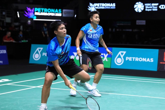 Ganda putri Indonesia, Apriyani Rahayu/Siti Fadia, di perempat final Malaysia Open 2023, di Axiata Arena, Kuala Lumpur, Malaysia, Jumat (13/1). Foto: PBSI