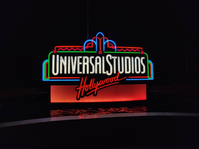 Harga Tiket Universal Studio Hollywood 2023. Foto: Unplash/Marti Sotto