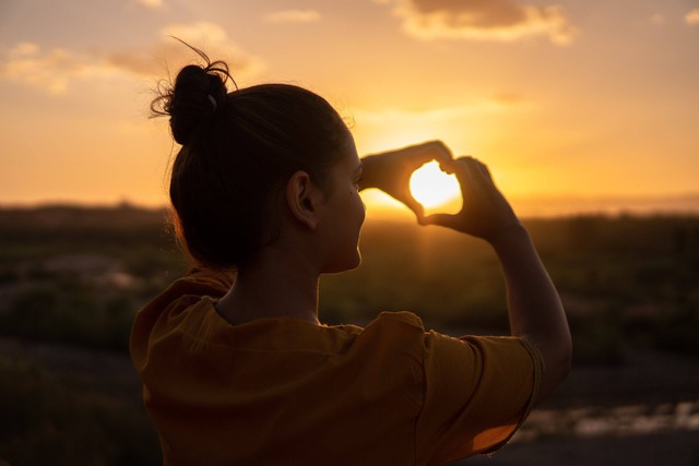 Puisi Bahasa Inggris tentang Menjadi Diri Sendiri, foto: Pexels/Hassan OUAJBIR