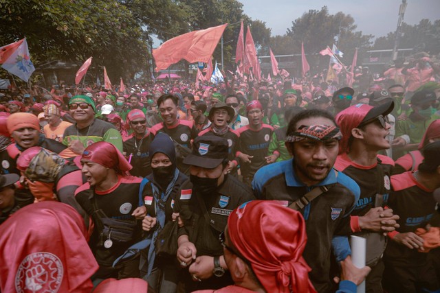 Massa dari berbagai aliansi buruh melakukan aksi penolakan Perppu Cipta Kerja di Patung Kuda, Jakarta, Sabtu (14/1/2023). Foto: Jamal Ramadhan/kumparan