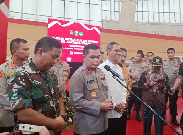 Penjabat Gubernur DKI Jakarta Heru Budi Hartono bersama Kapolda Metro Jaya Irjan Fadil Imran dan Pangdam Jaya Mayjen Untung Budiharto di acara temu Ketua RW se Jakarta Timur di Velodrome. Foto: Andika Ramadhan/kumparan