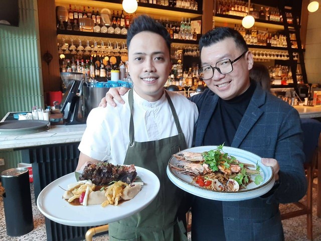 Chef Wiem (kiri) bersama Jie (kanan) menunjukkan menu kolaborasi bertema Fueled by Flavors. Foto-foto: Amanah Nur Asiah/Basra