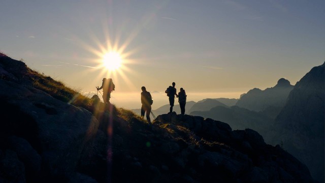 Ilustrasi Jelaskan Pengaruh Cuaca Bagi Pendaki Gunung. (Foto: Kristjan Kotar | Unsplash.com)