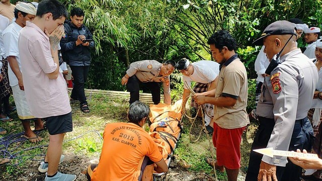 Evakuasi jenazah turis Rusia di Ubud, Bali - IST
