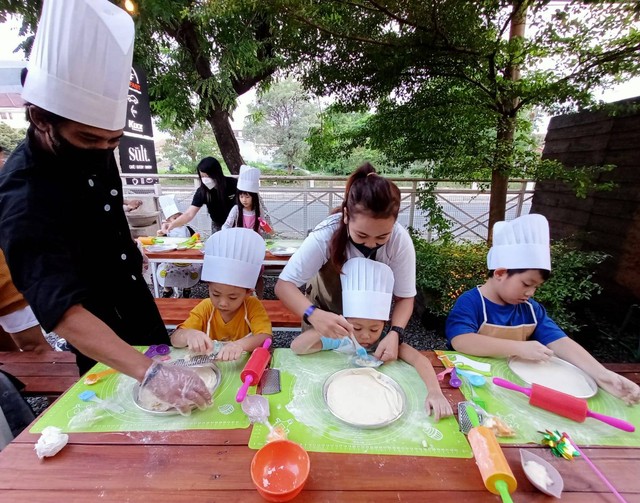 Kegiatan kelas memasak untuk anak-anak yang digelar Sult Cafe & Eatery Surabaya. Foto-foto: Masruroh/Basra