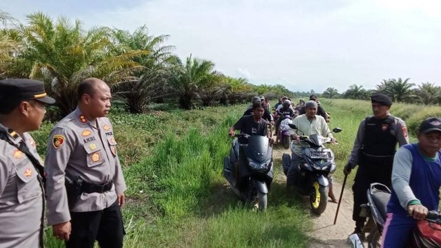 Kapolres Mamuju Tengah AKBP Amri Yudhy saat mendatangi lokasi bentrok dua kelompok warga di Dusun Padang Kalua. Foto: Dok. Polres Mamuju Tengah