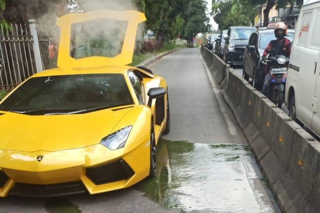 Lamborghini Aventador mogok di tengah jalur Transjakarta di kawasan Jalan Panjang, Jakarta Barat, Sabtu (14/1). Foto: Dok. Istimewa