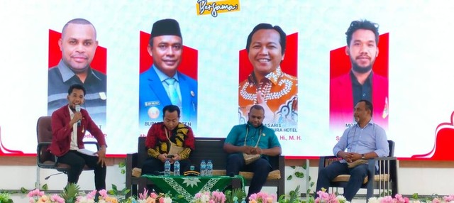 Bupati Raja Ampat, Abdul Faris Umlati, SE (kanan) hadir sebagai pembicara dalam acara pelantikan pengurus IMM Papua Barat sekaligus Dialog kebangsaan. Foto Wim/BalleoNEWS