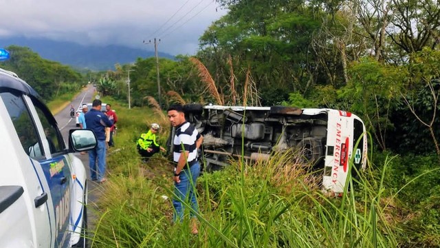 Ambulans milik Puskesmas Buntul terbalik di Jalan KKA , Desa Bener Pepanyi, Kecamatan Permata, Bener Meriah, Aceh, Sabtu (14/1/2023) pukul 15.00 WIB. Foto: Polisi.